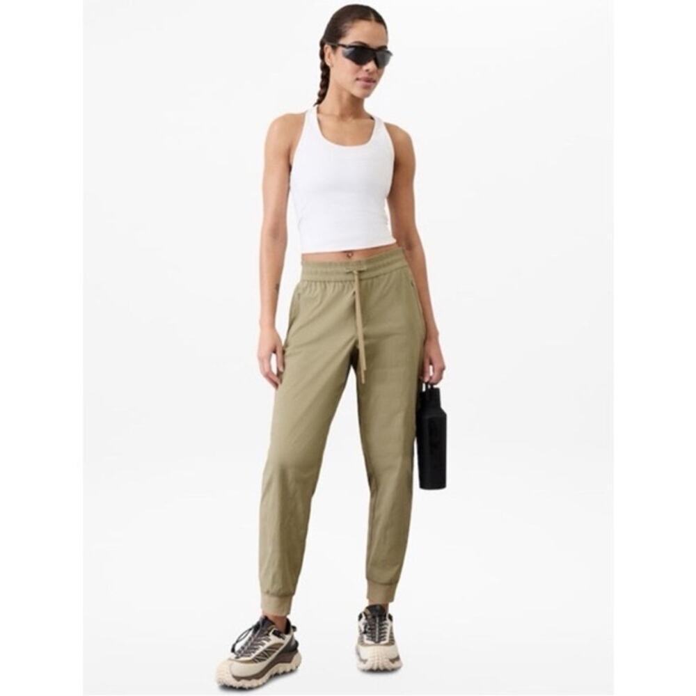 Athleta Trekkie Relaxed Mid-Rise Jogger Women’s Size M in Flax NEW 605621